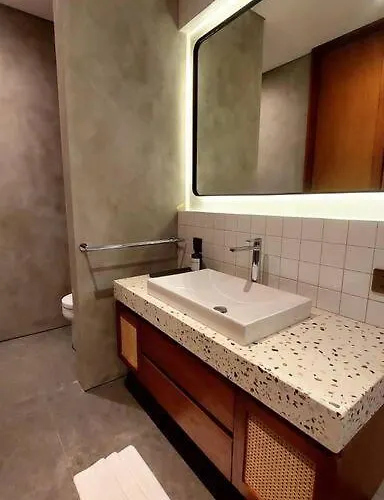 Akhila 1 - 1 Bedroom Modern Tropical At The Heart Of