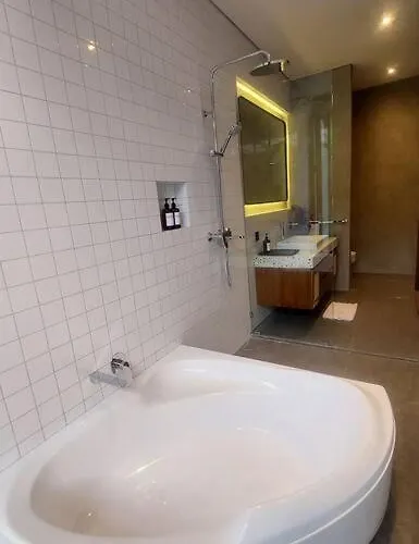 Akhila 1 - 1 Bedroom Modern Tropical At The Heart Of
